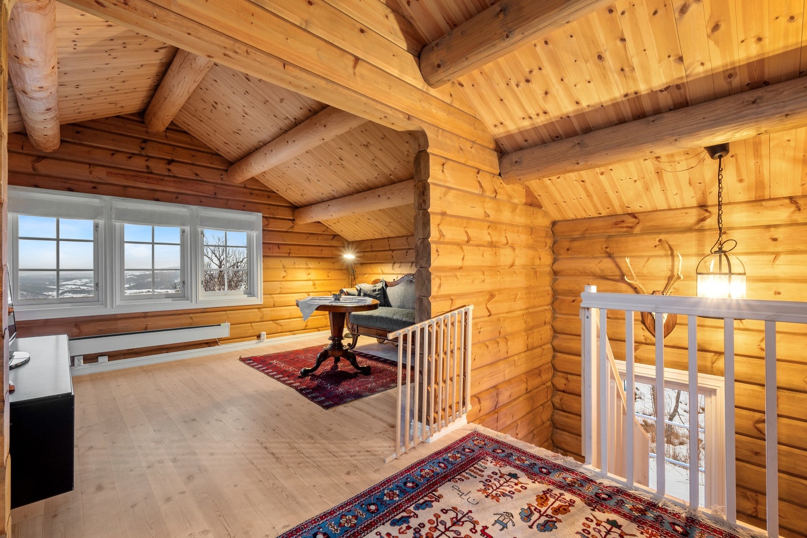 På loftet finner vi ei romslig loftsstue på ca.20 kvm. Flott rom for store og små å trekke seg litt tilbake. Galleribilde