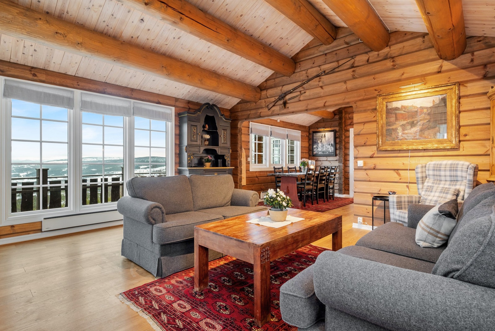 Den gode takhøyden og de store vindusflatene, gir rommet en meget god atmosfære. Galleribilde