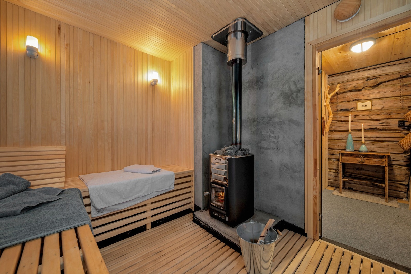 Badstua er på ca. 5,5 kvm, og bruker flittig av dagens eiere. Galleribilde