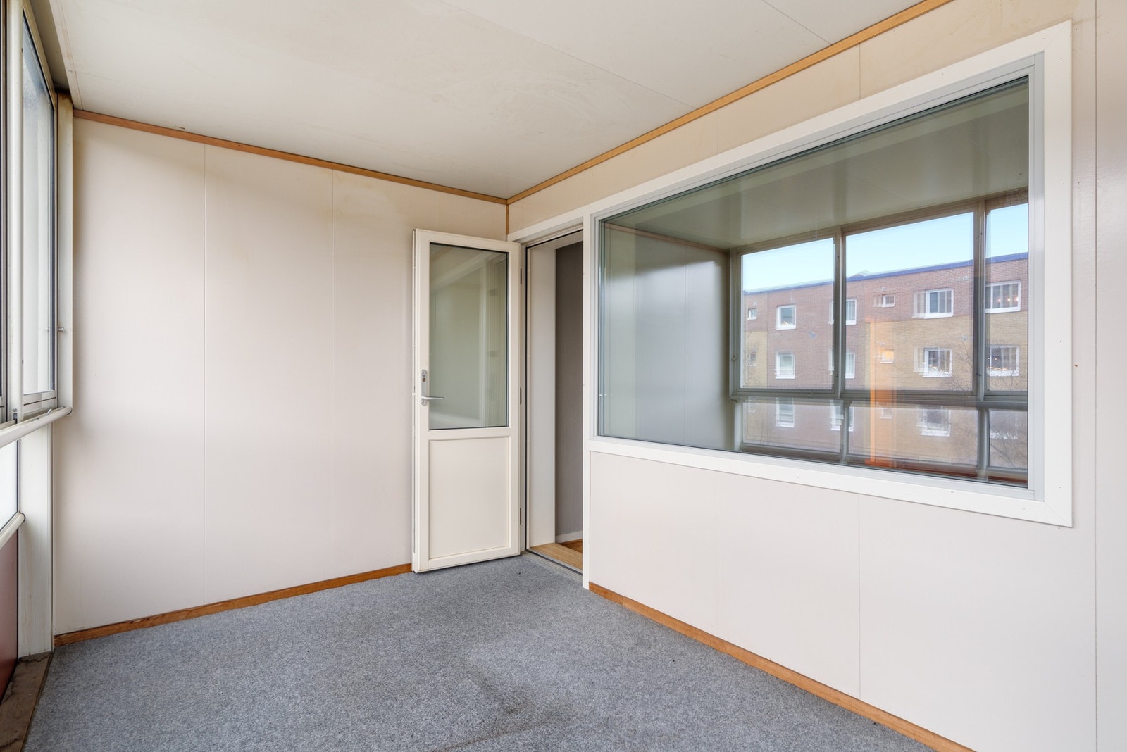 Balkongen fungerer som en utvidelse av stuen, selv om vinteren. Merk vegg-til-vegg teppe. Galleribilde