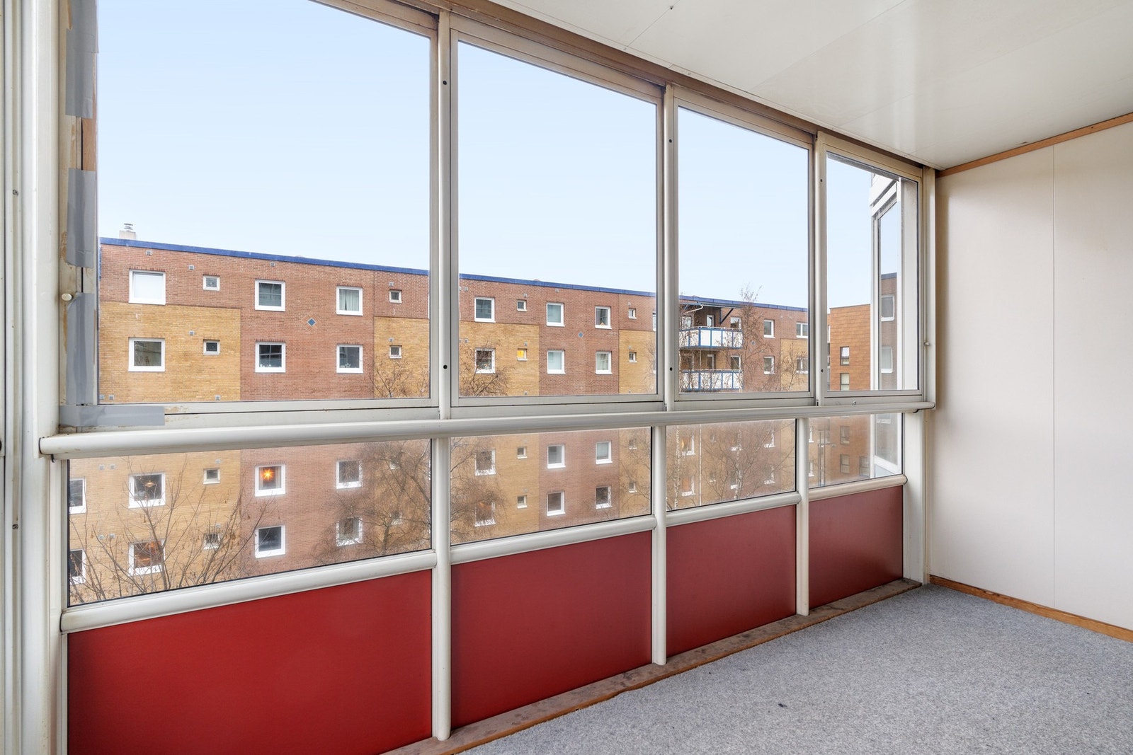 Den vestvendte beliggenheten vender bort fra Elgeseter gate og mot solgangen ettermiddag/kveld. Galleribilde