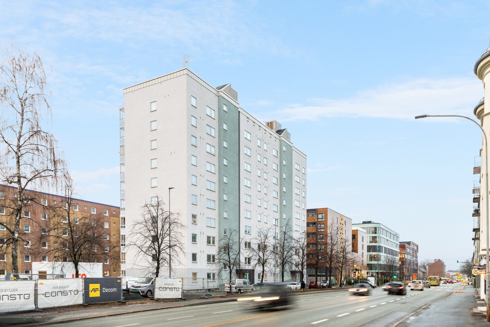 Byggets fasade og nærområde. Bunnpris og Coop Extra ligger 2 minutt fra leiligheten. Galleribilde