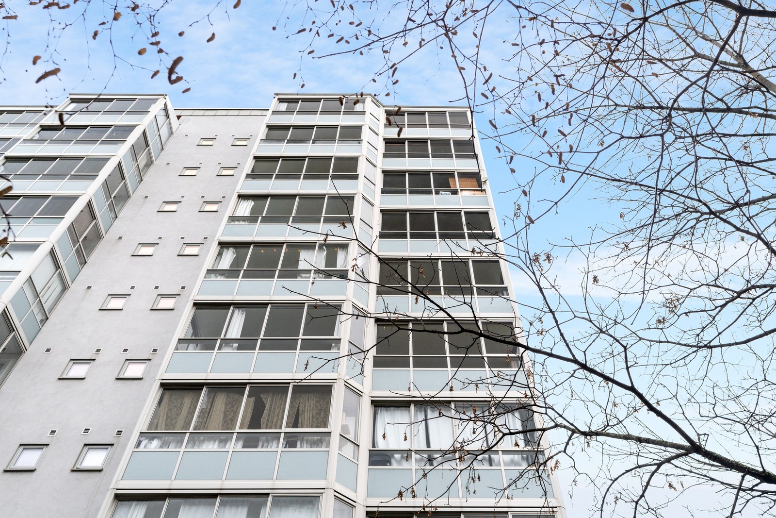 Byggets fasade mot bakgården, med innglassede balkonger. Galleribilde