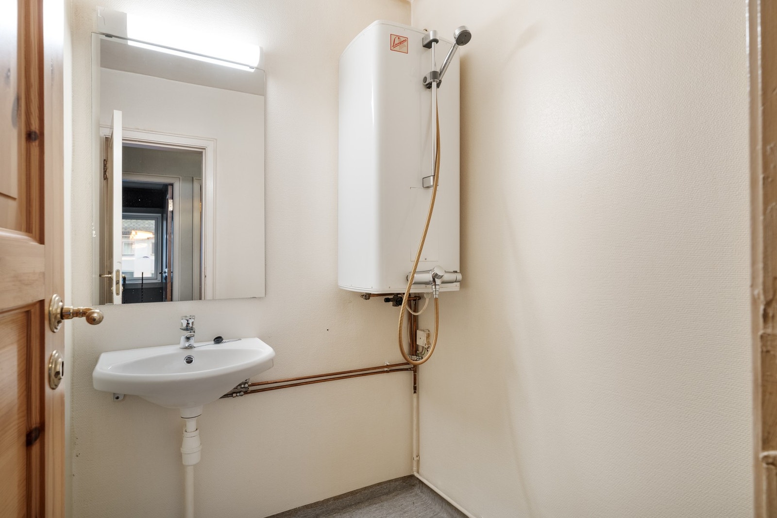 Bad med servant og opplegg for dusj. Varmtvannsbereder 110 liter fra år 2000. Baderommet har fått TG2 av takstmann. Galleribilde