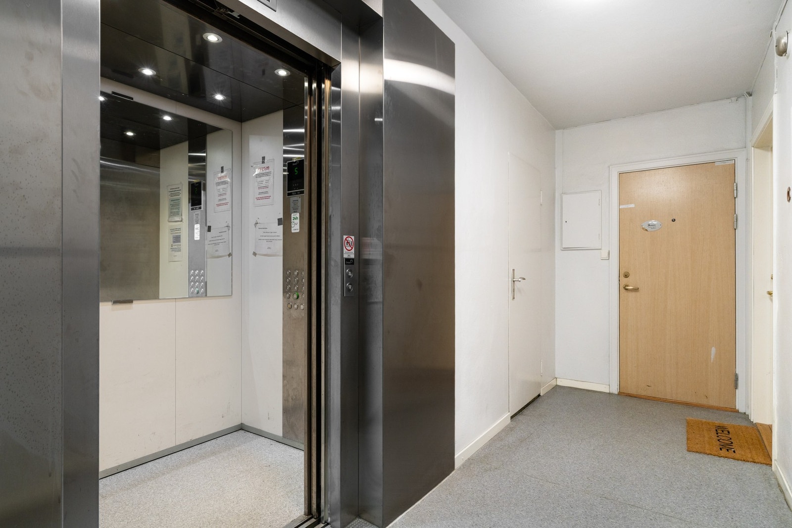 Tilgang på heis som går opp til 5. etasjen. Galleribilde
