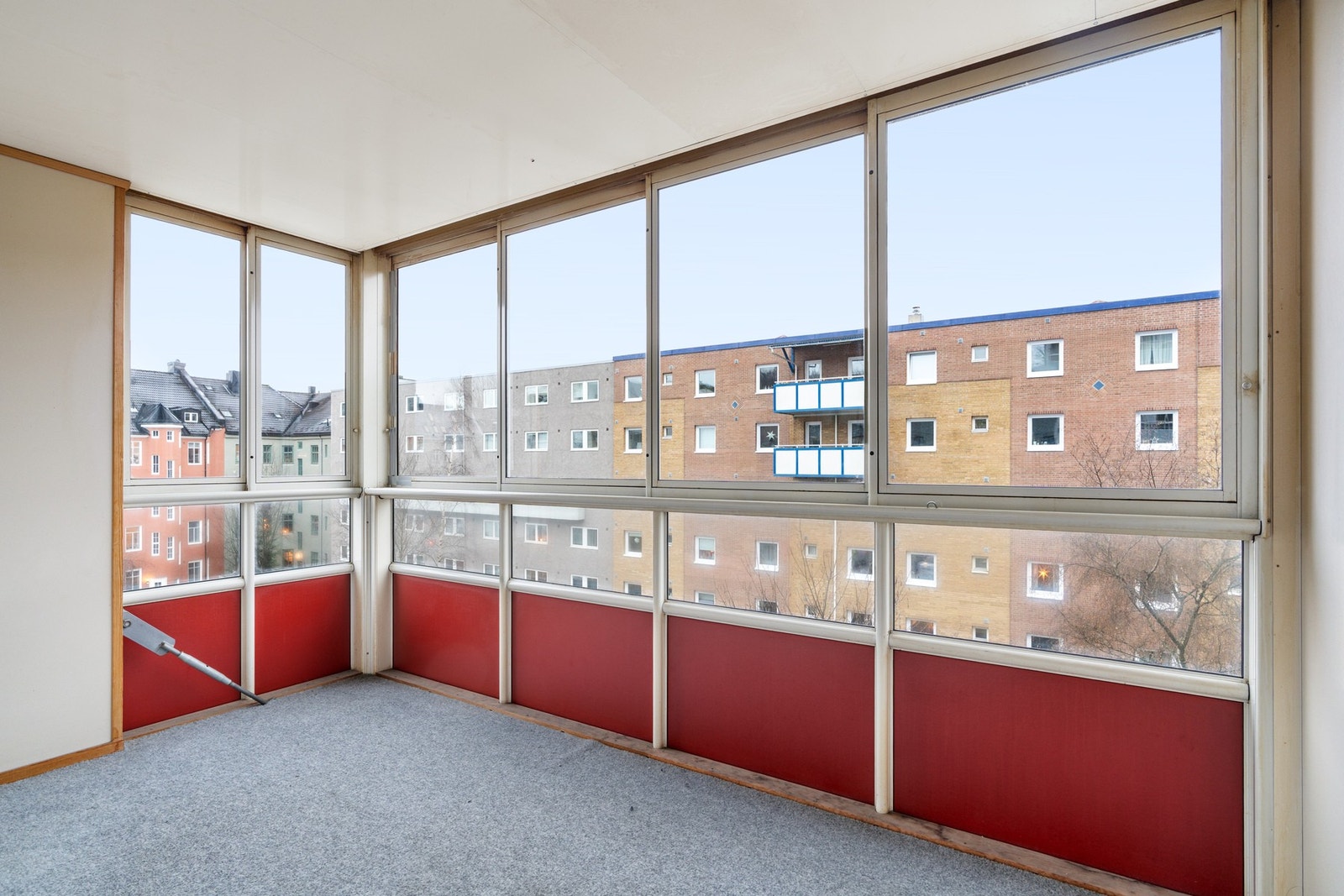 Innglasset balkong på 8,3 kvm. Skyvbare vinduer som sikrer god og fleksibel lufting. Galleribilde