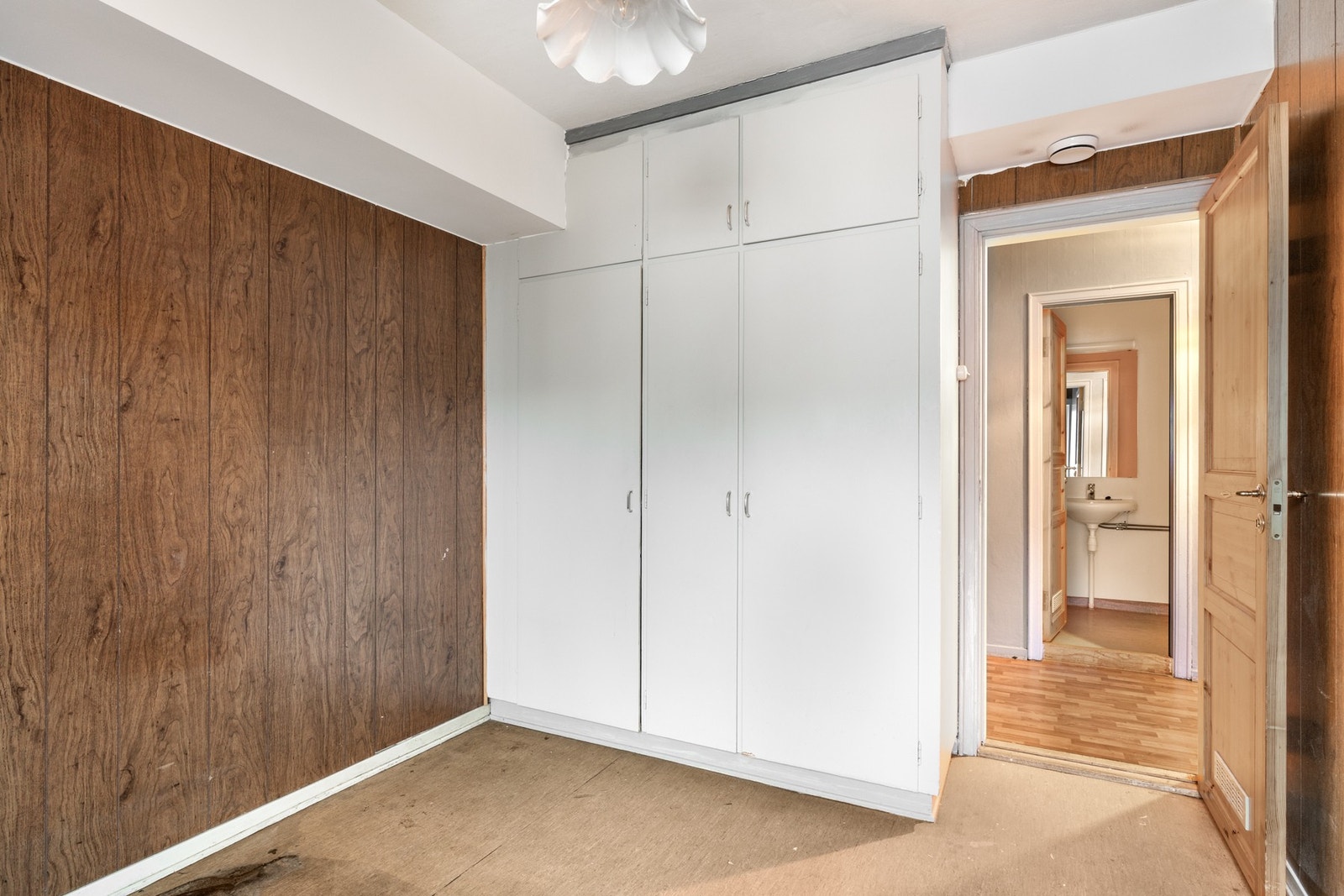 Integrert garderobe, plassbygget fra byggeår. Galleribilde