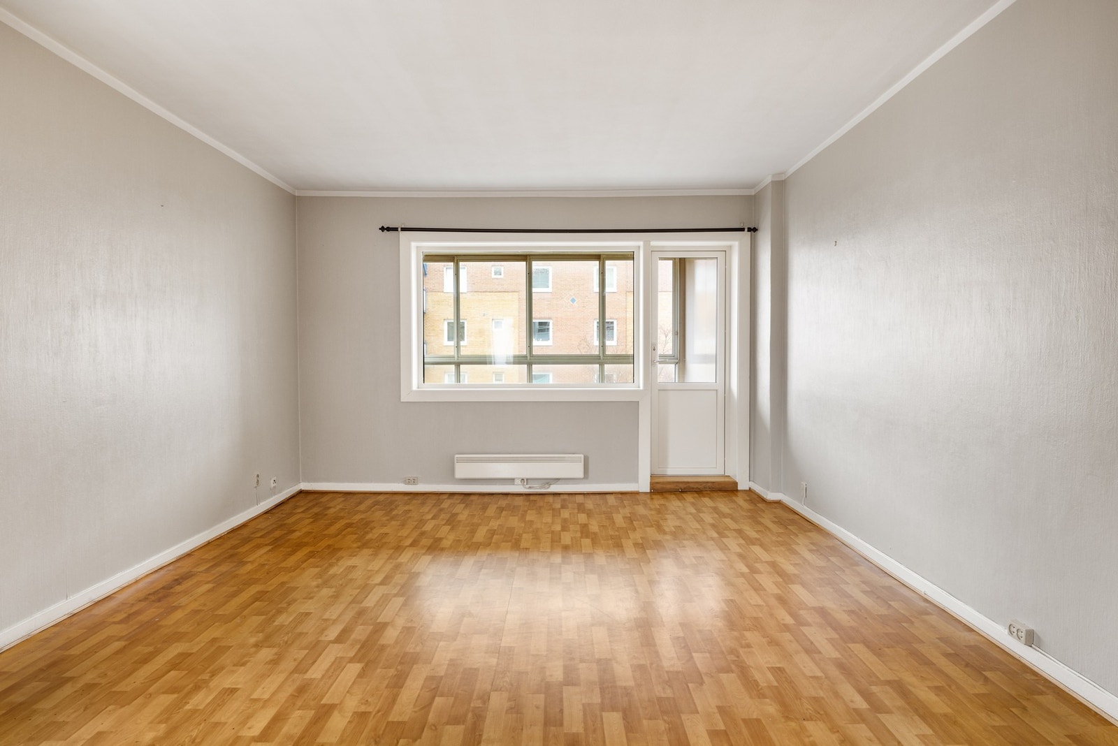 Romslig stue på 23,2 kvm med gode møbleringsmuligheter. Galleribilde