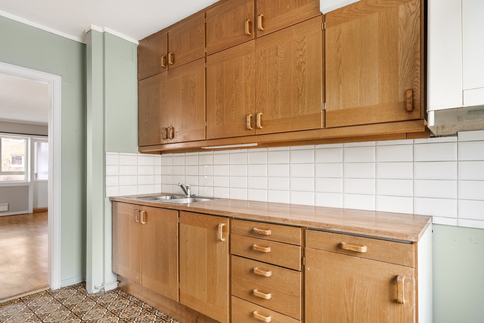 Praktiske fliser over kjøkkenbenk. Galleribilde