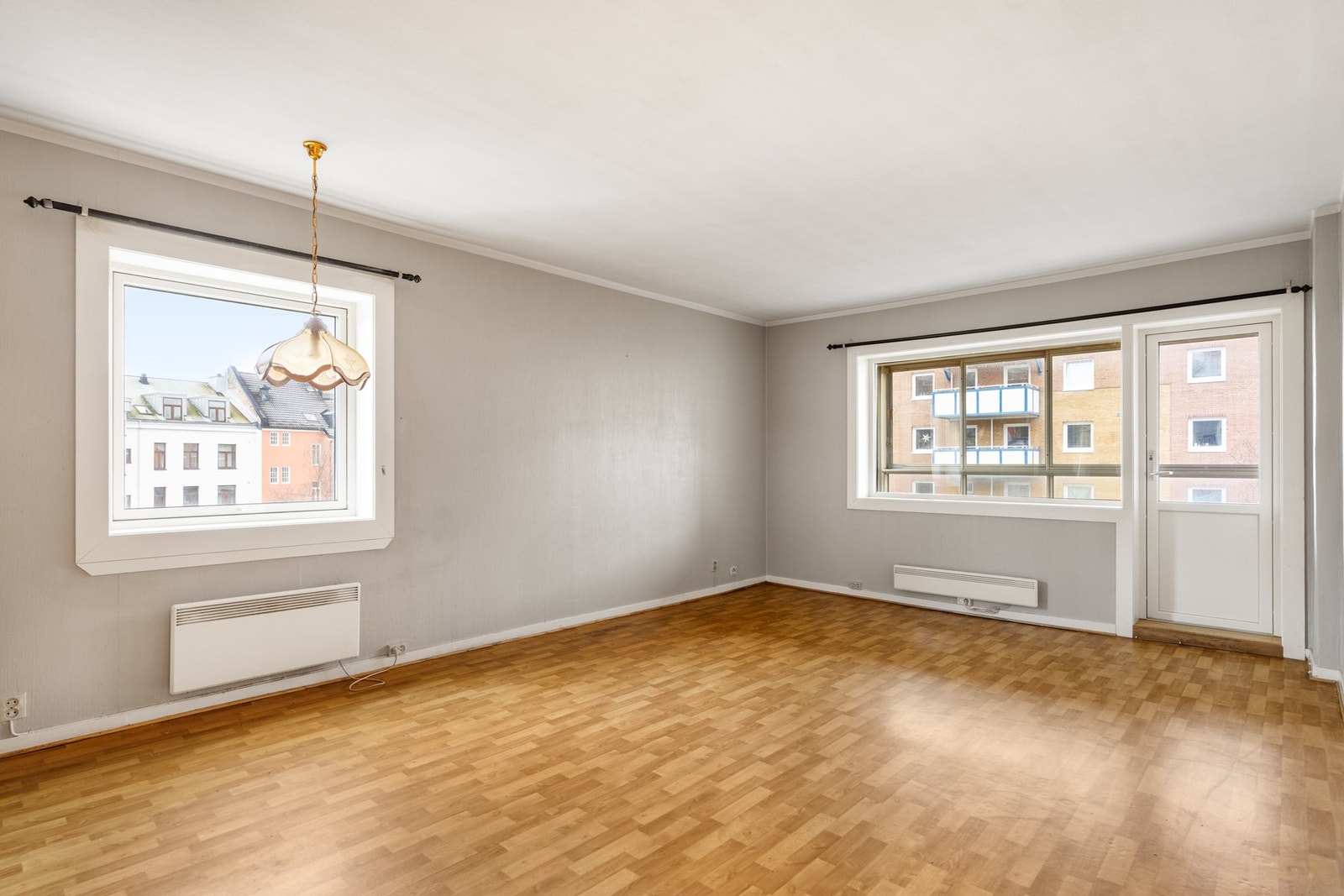 Lys stue med vinduer fra nyere tid. Galleribilde