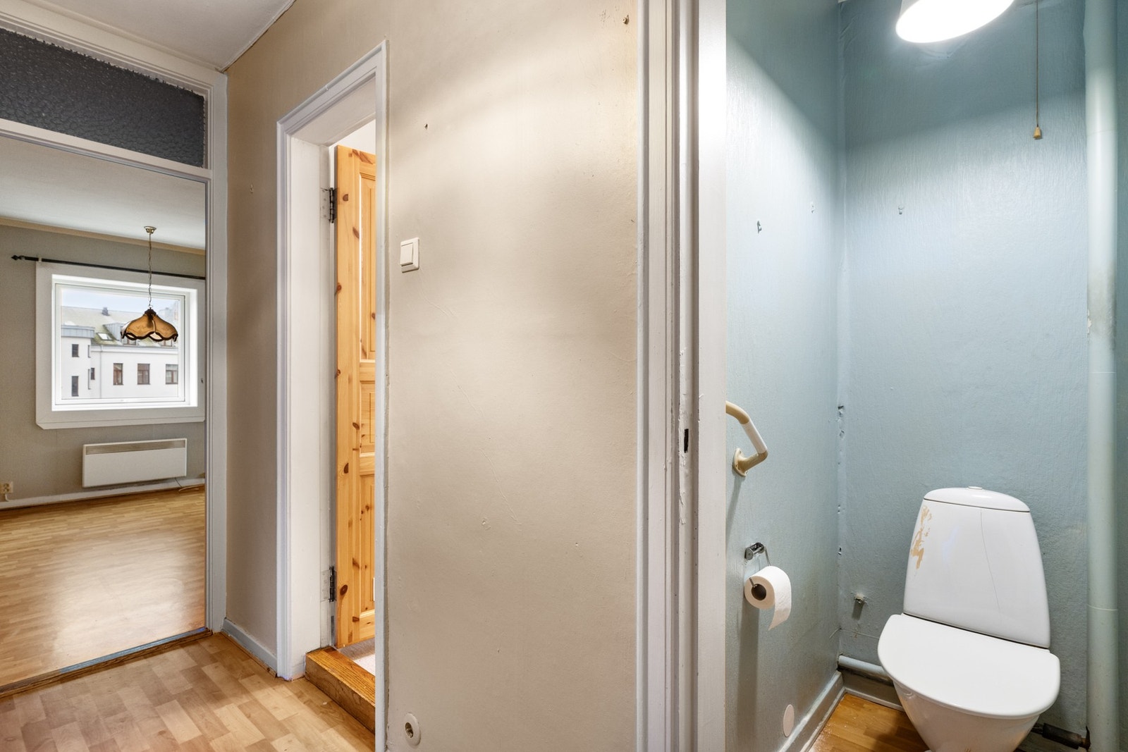 Separat toalett praktisk plassert vegg-i-vegg med baderommet. Galleribilde