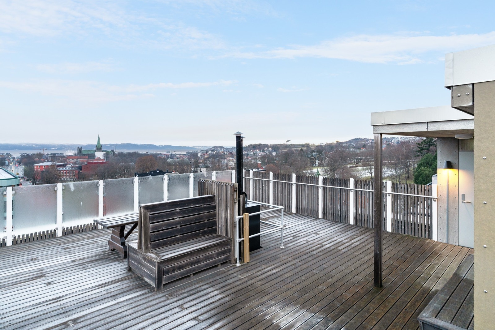 Felles takterrasse med sittegrupper. Galleribilde