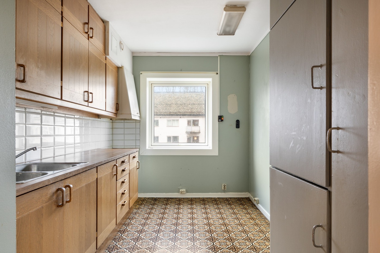 Kjøkken med retro uttrykk, god skap- og benkeplass. Galleribilde