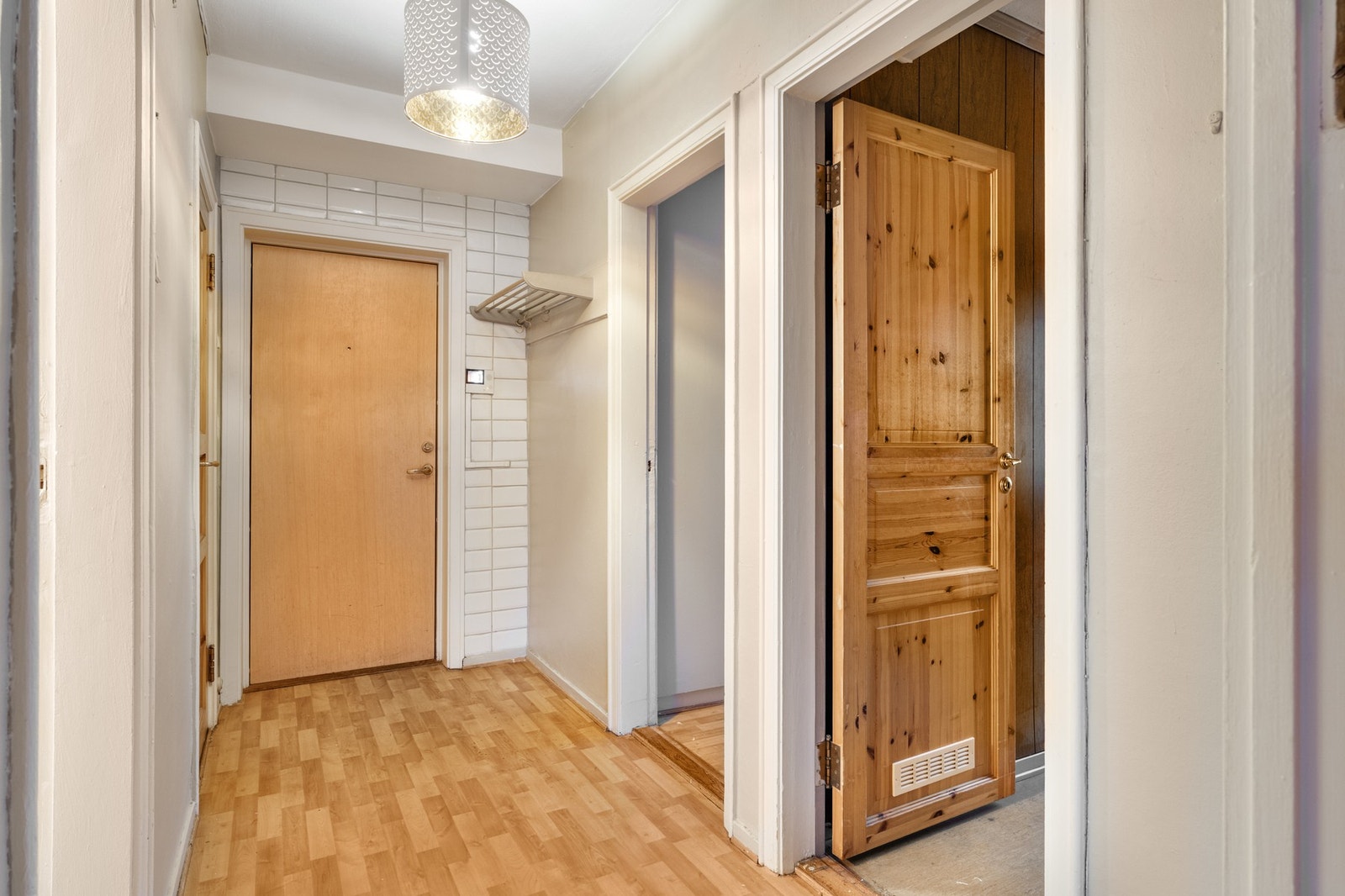 Gang med porttelefon og plass til oppheng av klær. Galleribilde