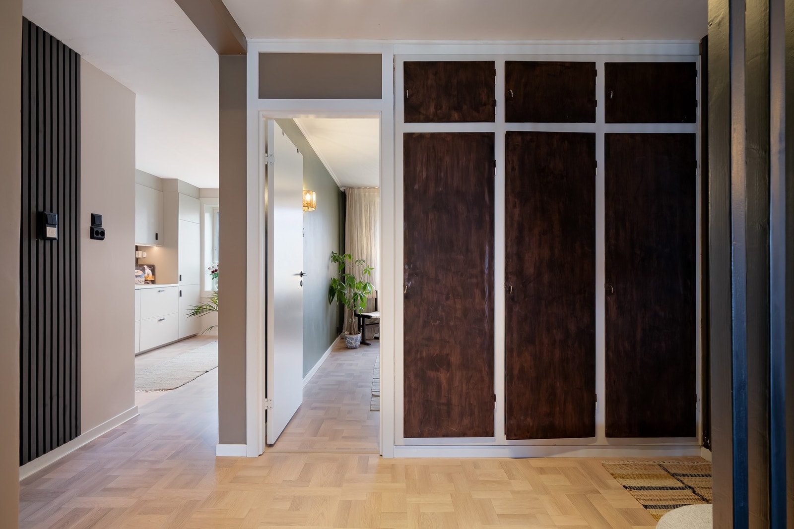 I entreen er det en stor garderobeløsning med plass til yttertøy. Galleribilde