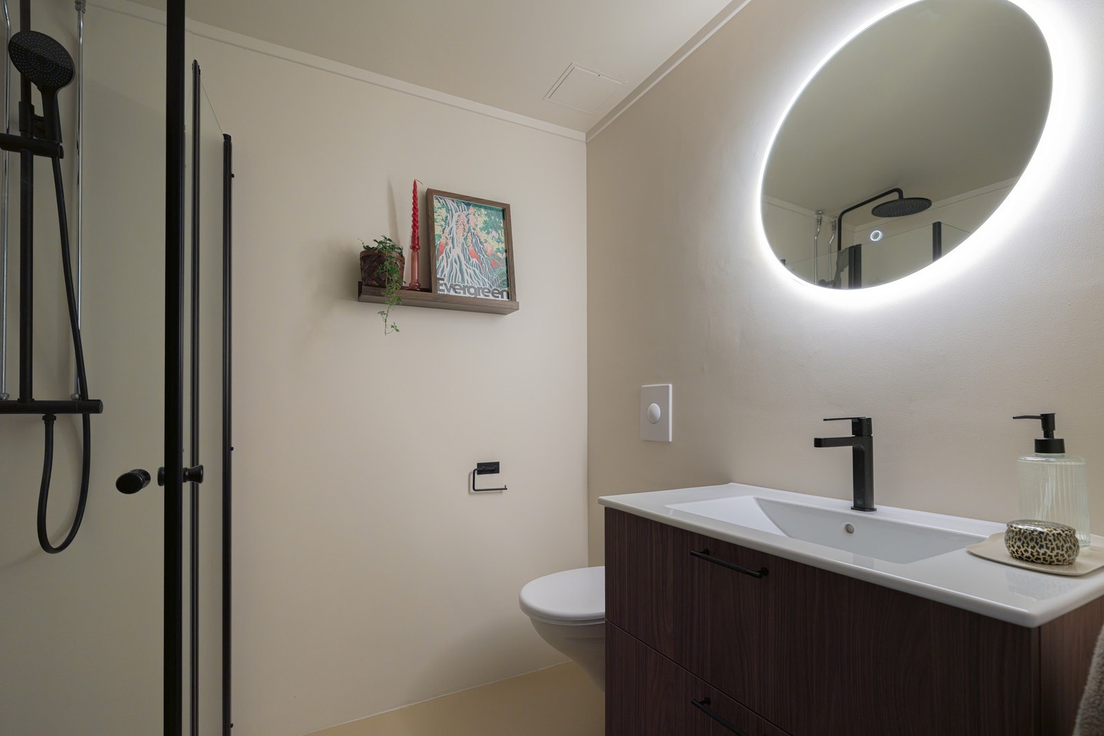 Gulvet er belagt med mikrosement, mens vegg- og himlingsflater er malte flater. Det er naturligvis gulvvarme. Galleribilde