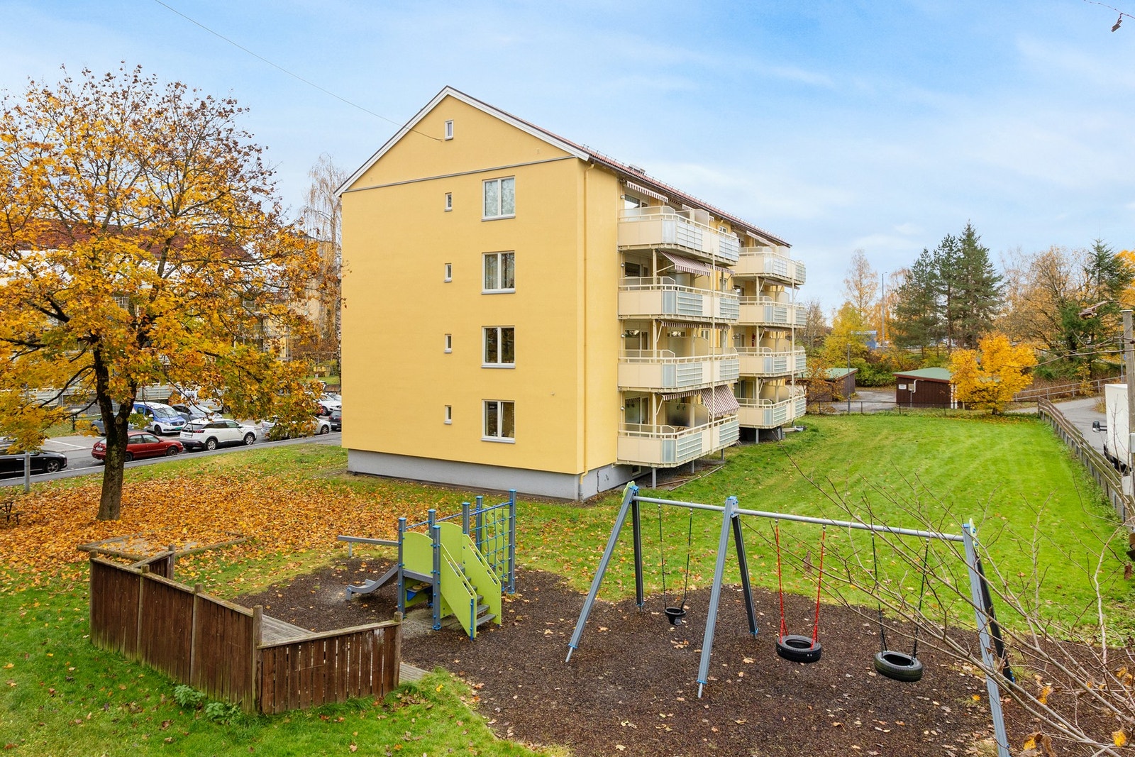 Det er lite trafikk og store grøntarealer i området som gir flotte lekearealer for barn. Galleribilde
