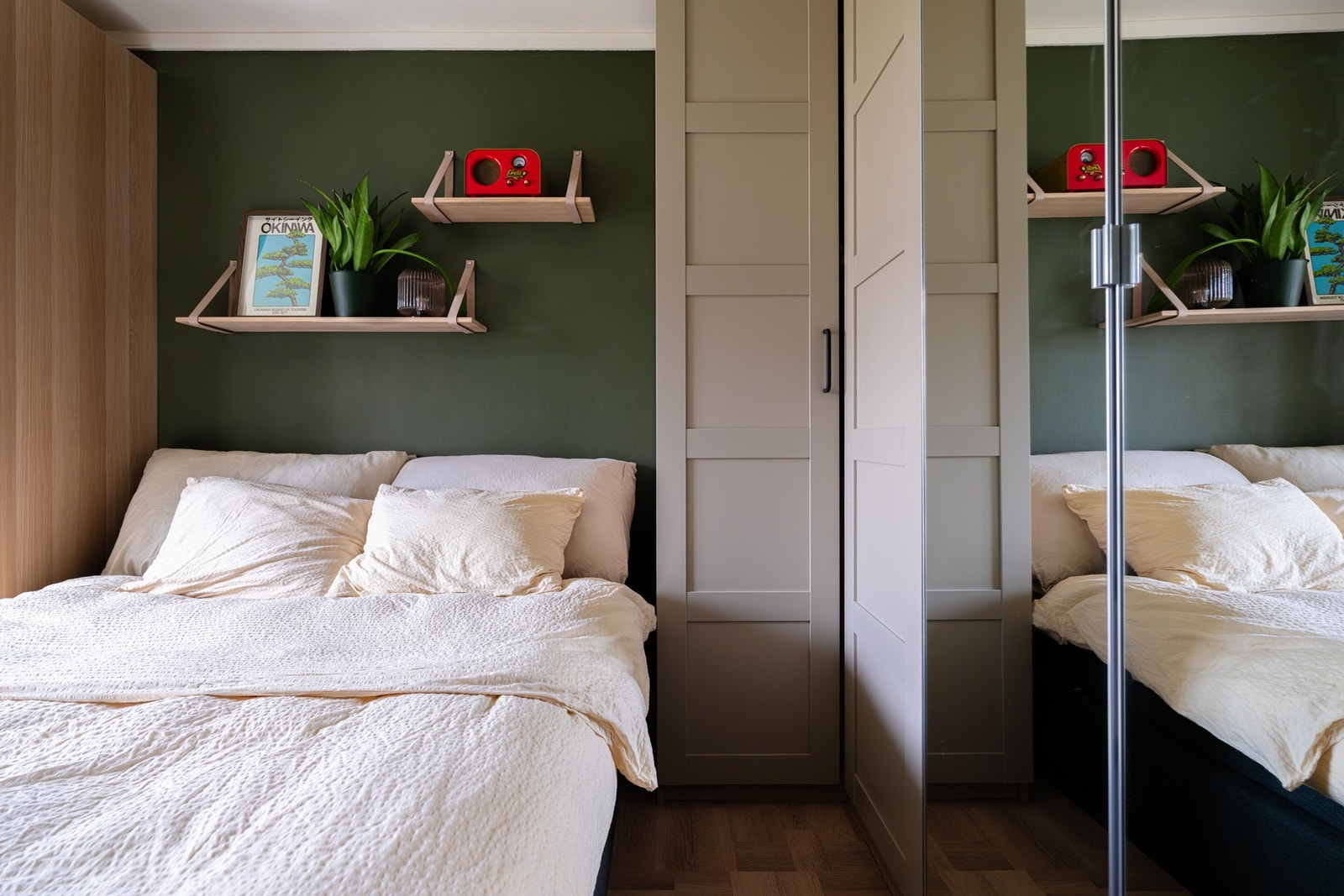 Boligens hovedsoverom har fin plass til dobbeltseng med nattbord. Galleribilde