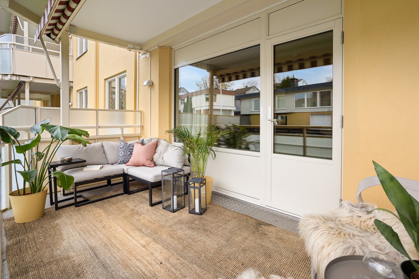 Balkongen er overbygget, noe som kommer godt med om det skulle være litt ruskevær. Galleribilde