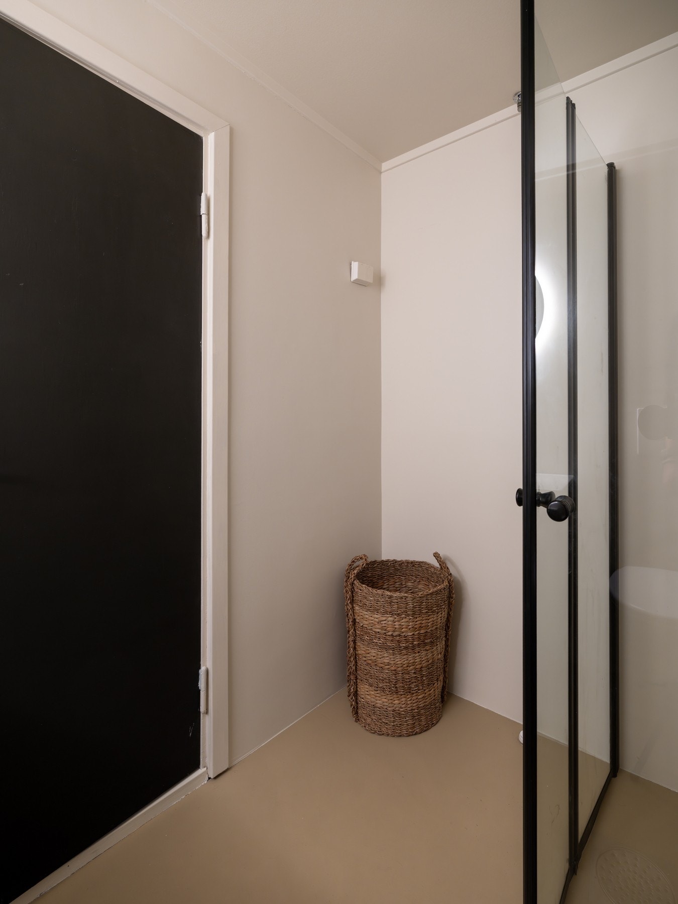 Det er speil med belysning på veggen over servanten. Badet har i tillegg regnfalldusj med innfellbare glassdører, samt vegghengt toalett med innebygget sisterne. Galleribilde