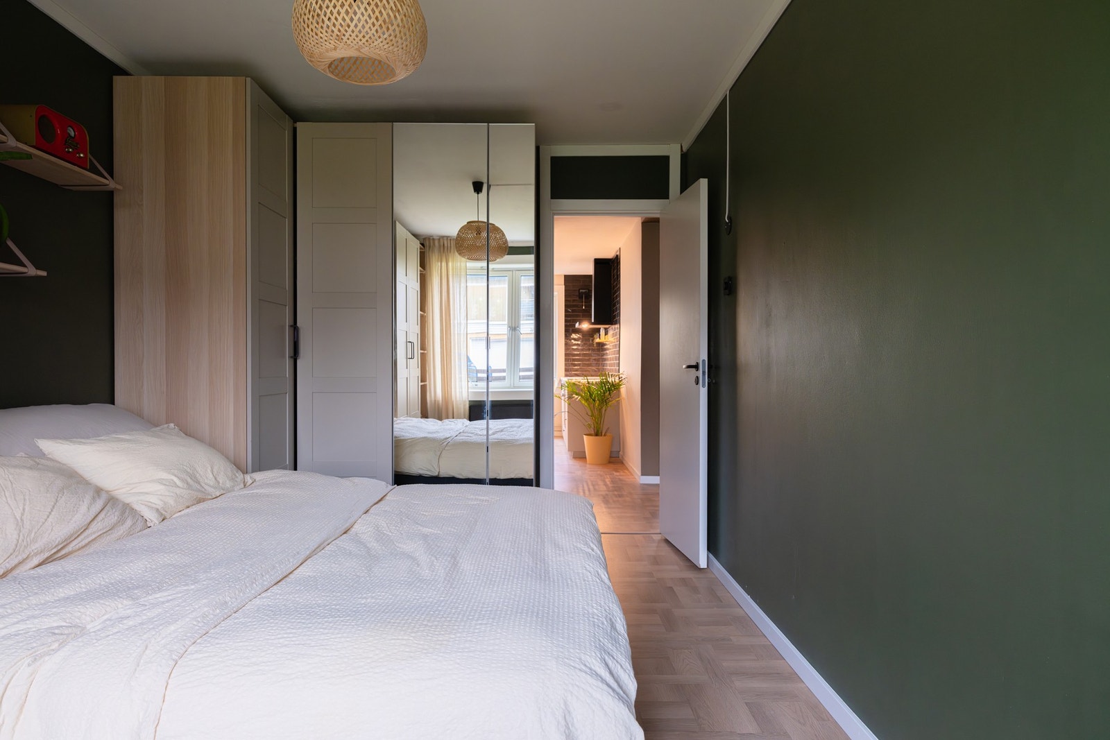 Det er to store garderobeskap på hovedsoverommet. Galleribilde