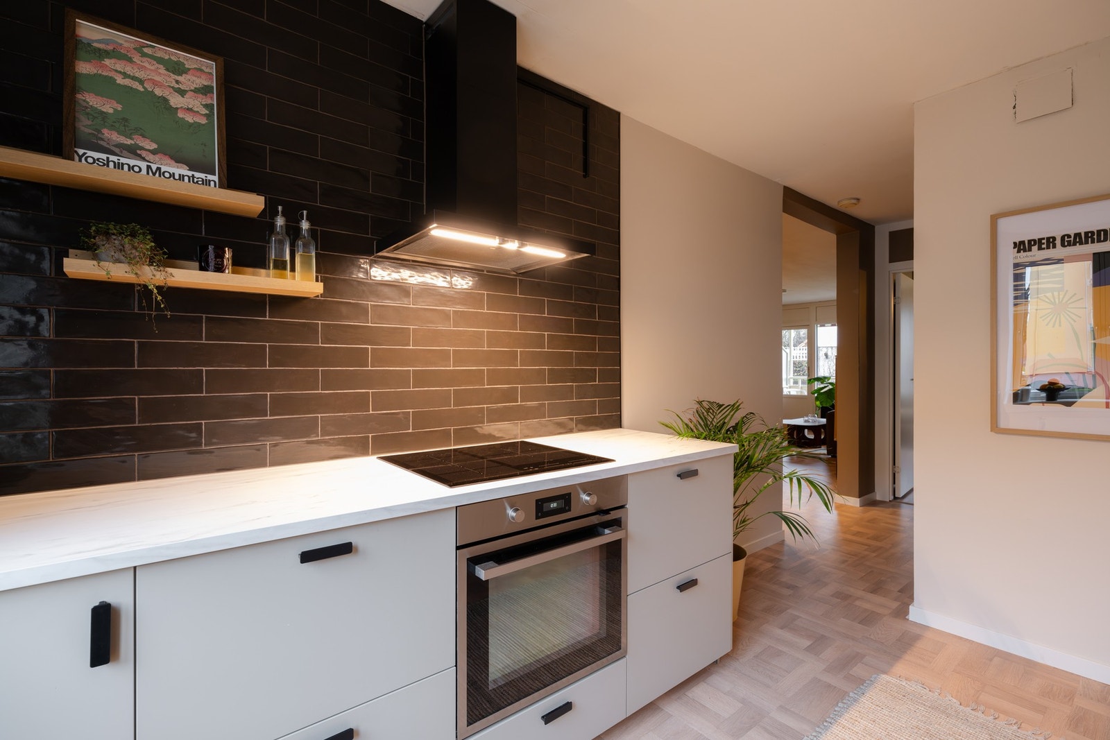 Alle hvitevarene er integrerte og medfølger naturligvis ved salg. Av hvitevarer er det kjøleskap med frysedel, oppvaskmaskin, komfyr og nedfelt induksjonstopp. Galleribilde