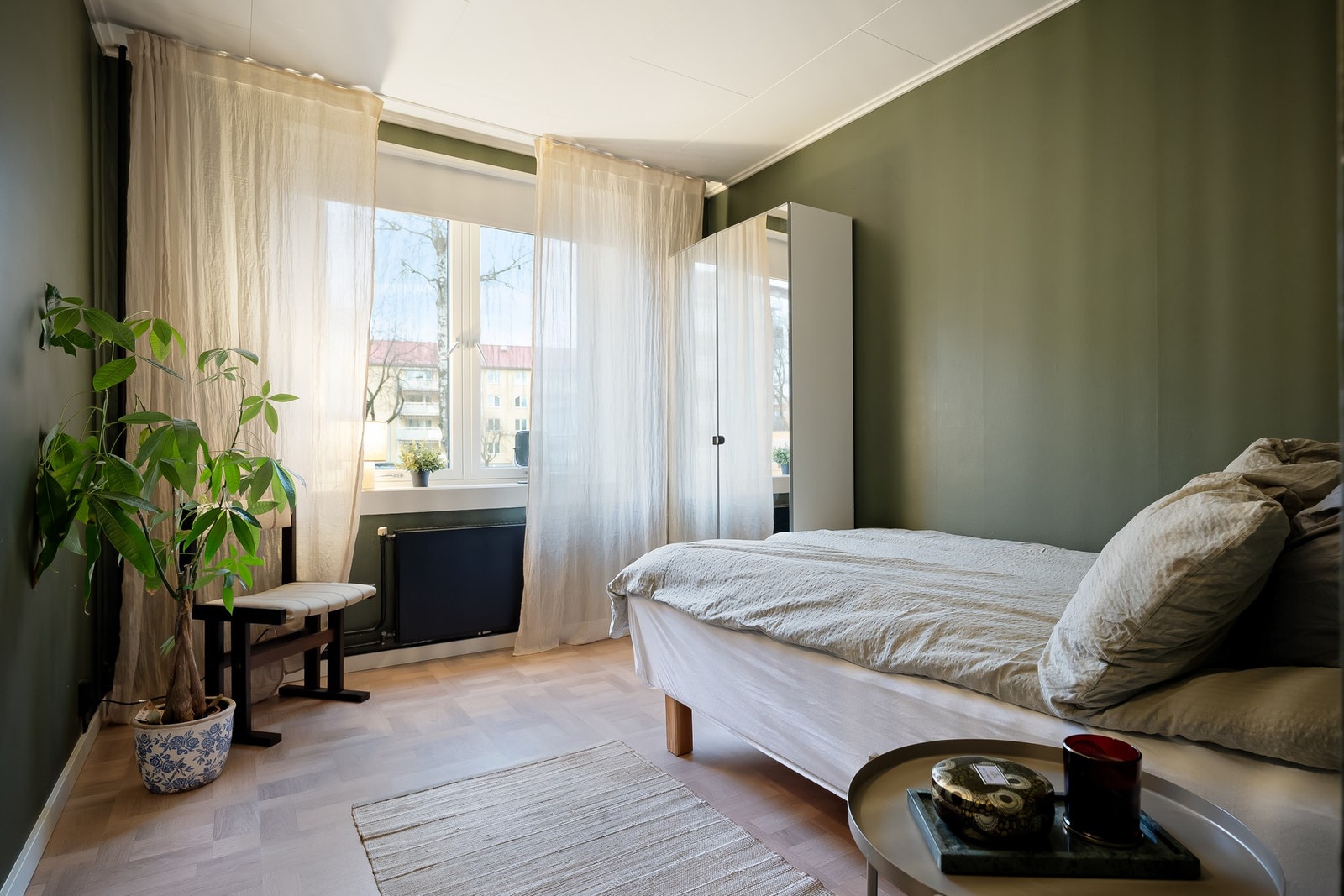 Soverom to har også plass til seng, skrivepult og oppbevaringsmøblement. Galleribilde