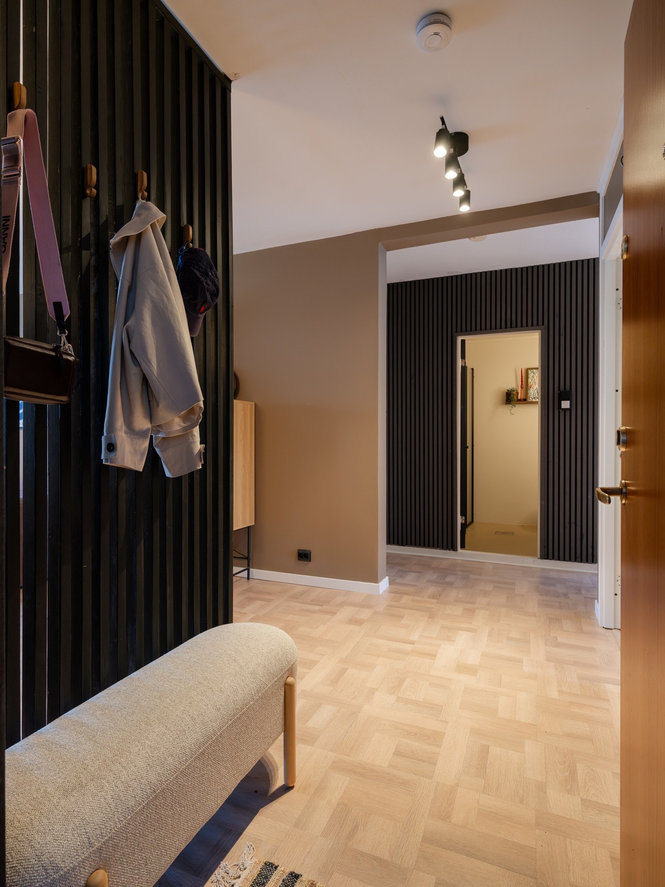 Her møtes du av en hyggelig entré med plass til blant annet knaggrekker, kommode og speil. Galleribilde