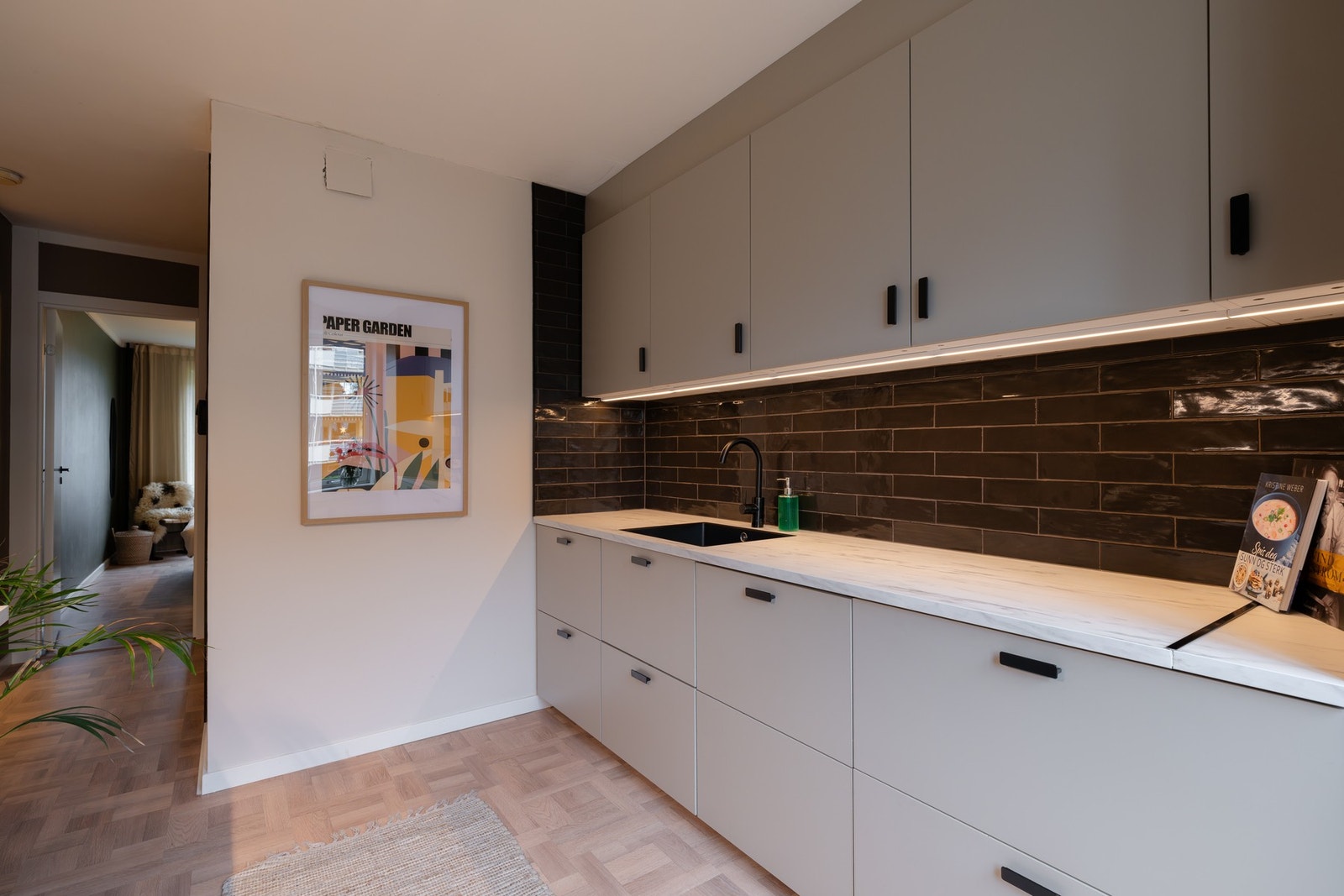 Pent og separat kjøkken med mye skap- og benkeplass. Galleribilde