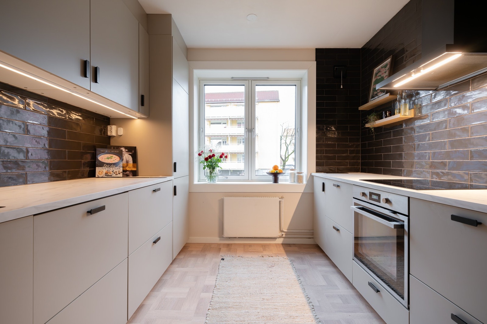 Innredningen har slette fronter og benkeplate i laminat. Galleribilde