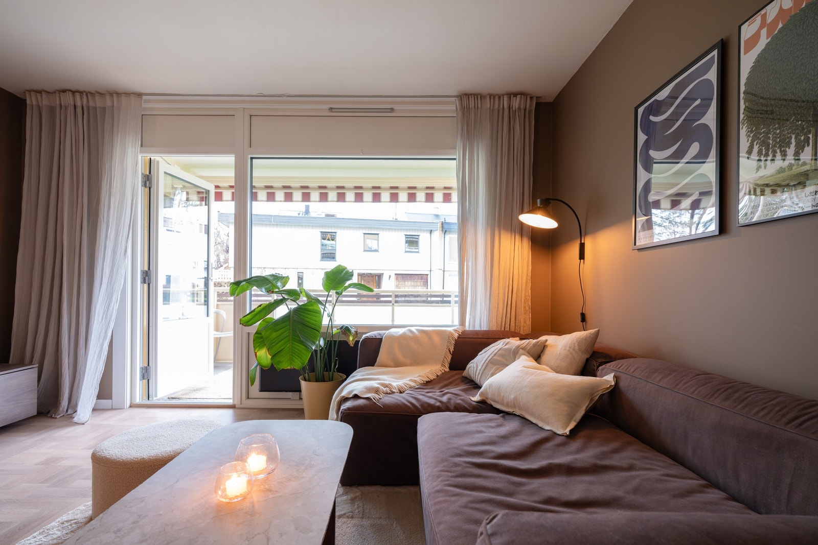 Her er det plass til sofagruppe, salongbord og tilhørende mediemøblement. Galleribilde