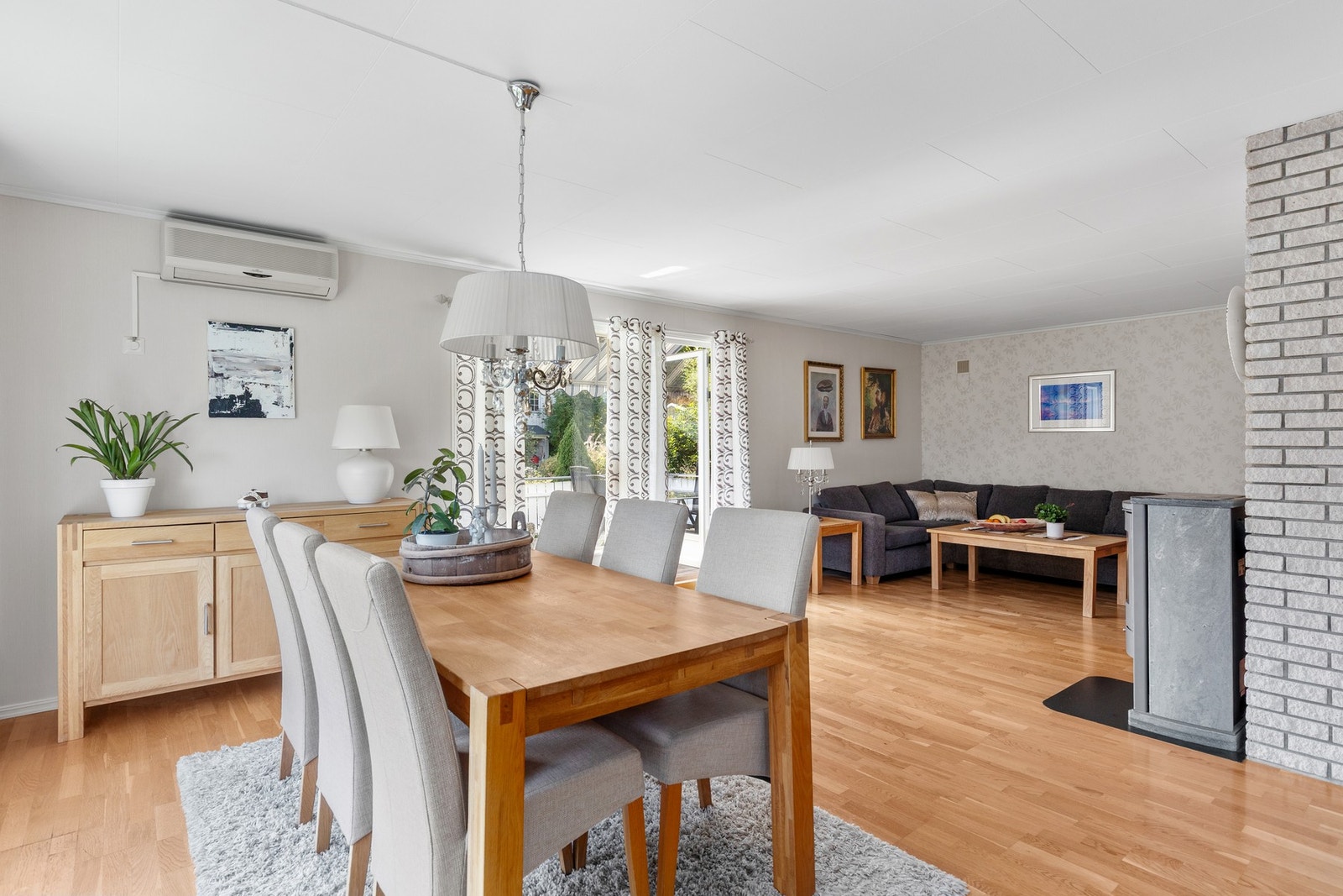 Med både varmepumpe og vedovn blir det lun og effektiv oppvarming. Galleribilde