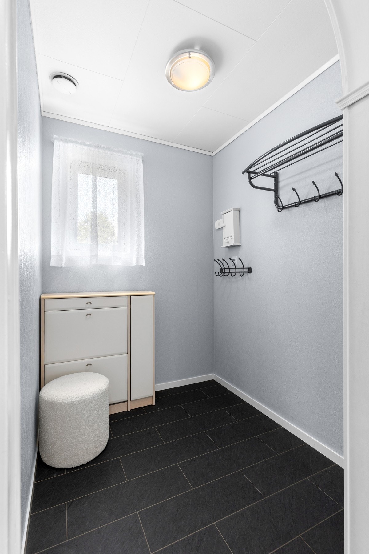 Praktisk garderoberom for oppbevaring av sko og yttertøy. Galleribilde