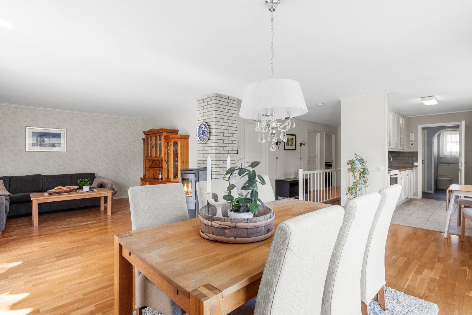 Stuen er 37 kvm med god plass til både spisestue og sofakrok. Galleribilde