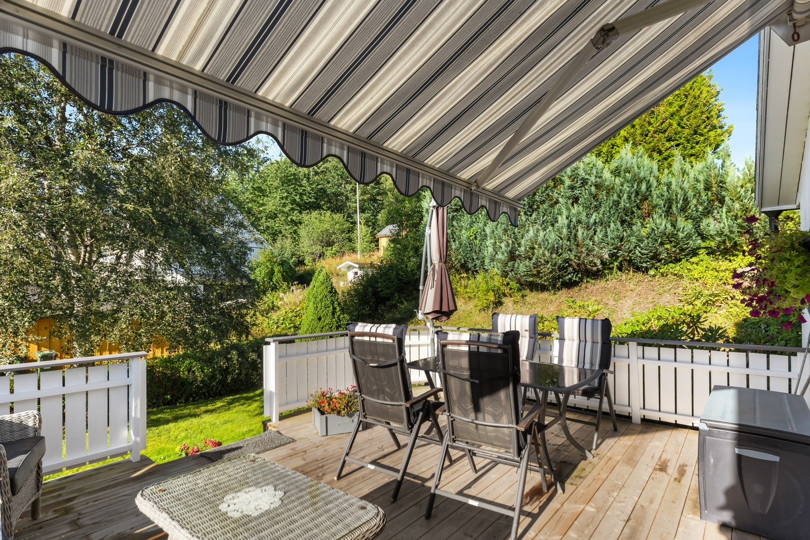 Det er montert markise for god solskjerming. Galleribilde