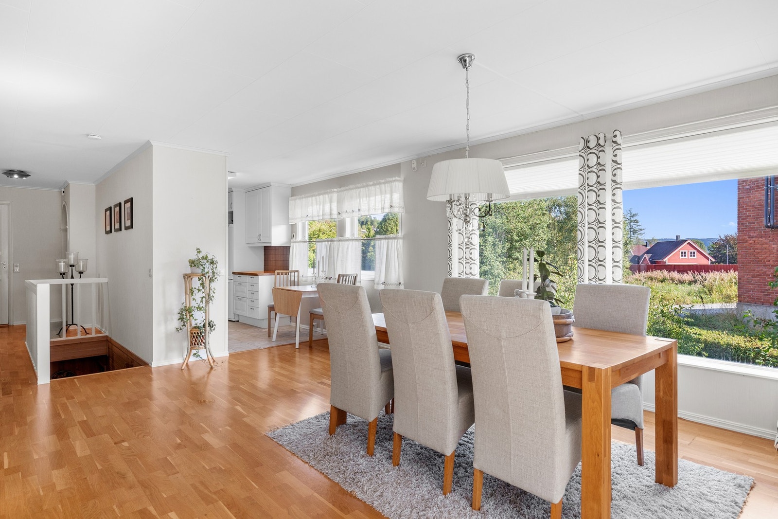 Spisestuen har en ypperlig plassering foran de store vinduene på stuen. Galleribilde