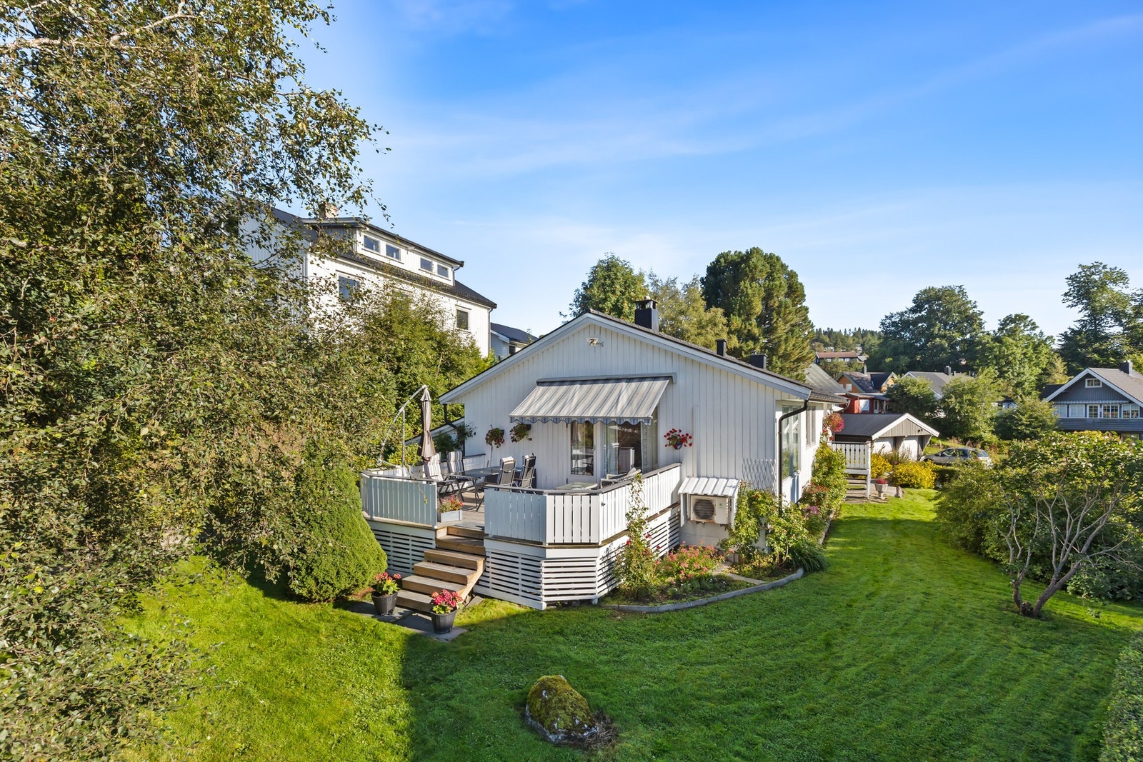 Terrassen ligger usjenert til på baksiden av huset, og her kan du nyte lange soltimer på sommerhalvåret. Galleribilde
