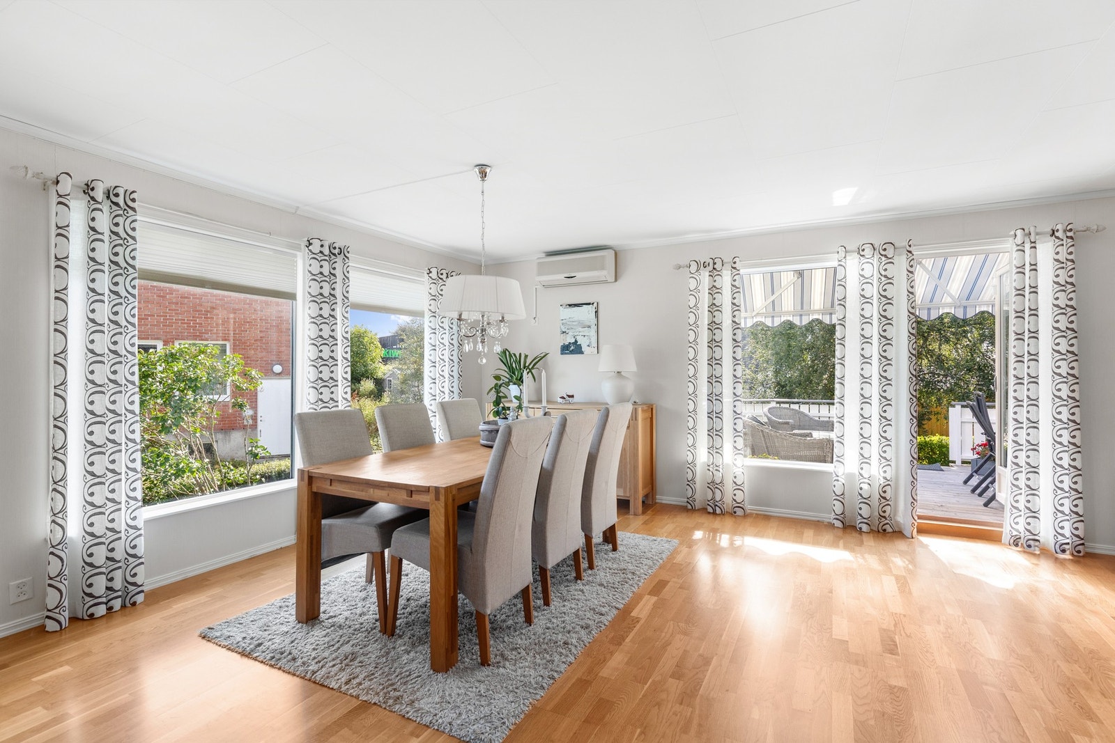 Eneboligen går over to etasjer, og har en gjennomlys og luftig stue med store vindusflater på flere sider av rommet. Galleribilde