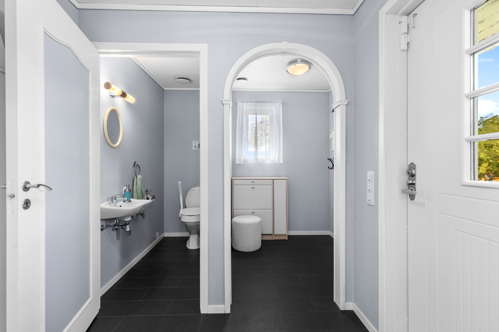 Toalettrom like ved entré. Galleribilde