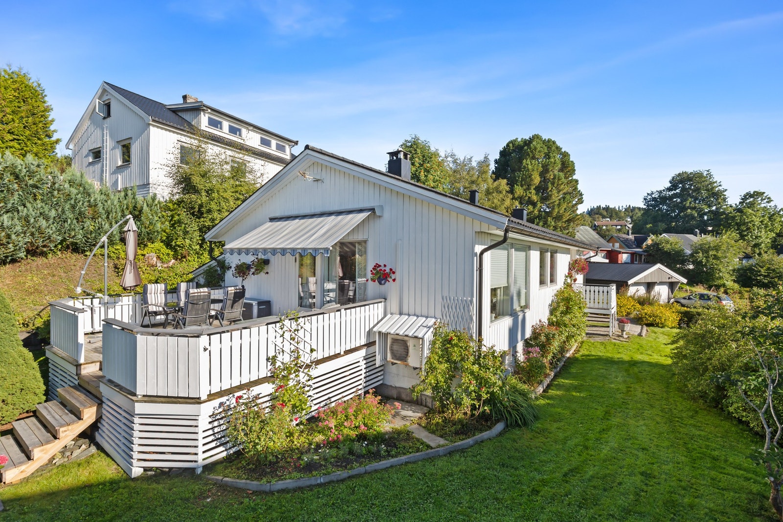 En flott eiendom med fantastisk, skjermet hage og tilbaketrukket beliggenhet i blindvei. Galleribilde