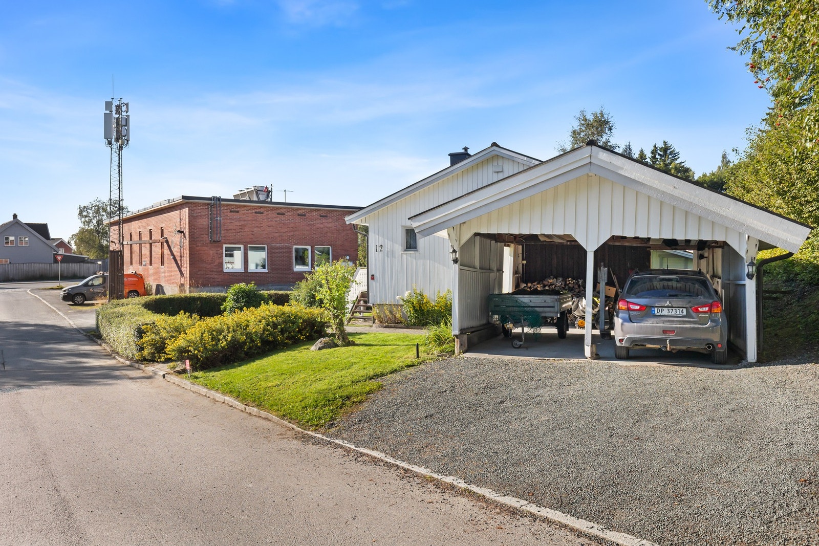 Flere parkeringsplasser i carport og i innkjørsel. Galleribilde