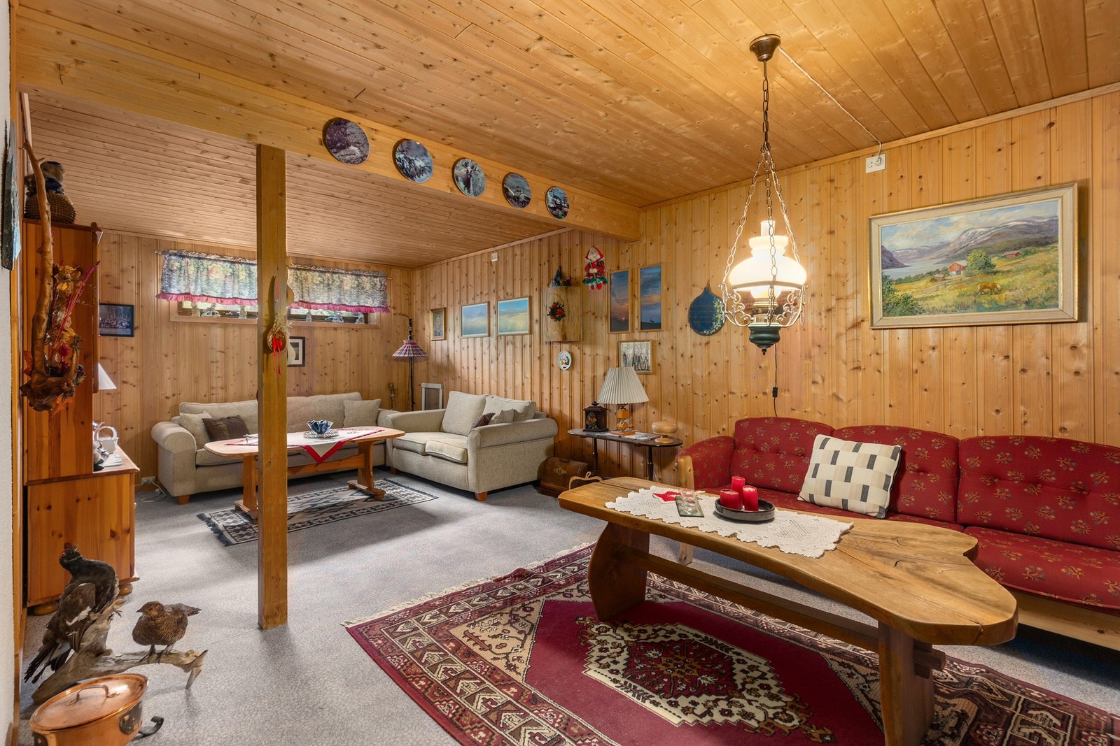 Allsidig kjellerstue på 43 kvm. I kjelleretasjen er det også to store boder, vaskerom og hobbyrom. Galleribilde