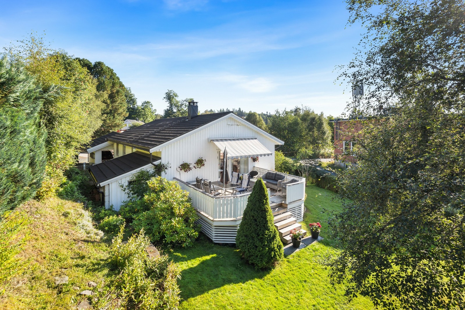 Hagen strekker seg rundt eneboligen, og er meget pent opparbeidet med fin beplantning og hekk som skjermer fra veien. Galleribilde