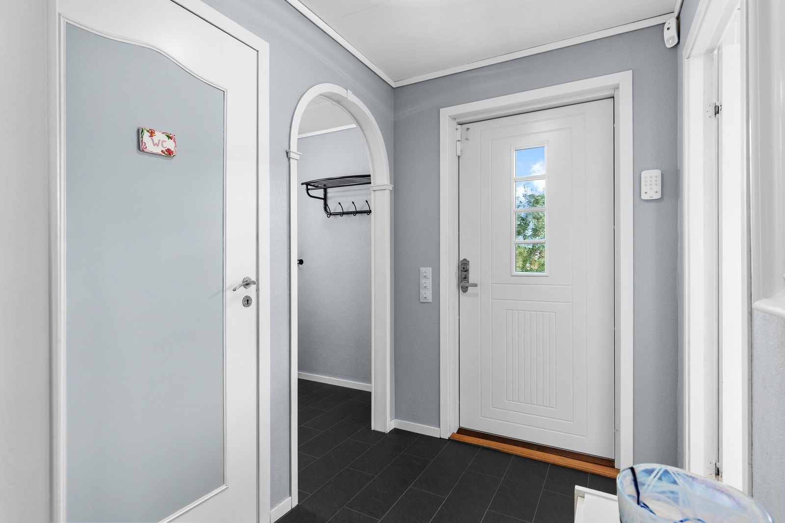 Hyggelig entré med god plass til klesoppbevaring. Galleribilde