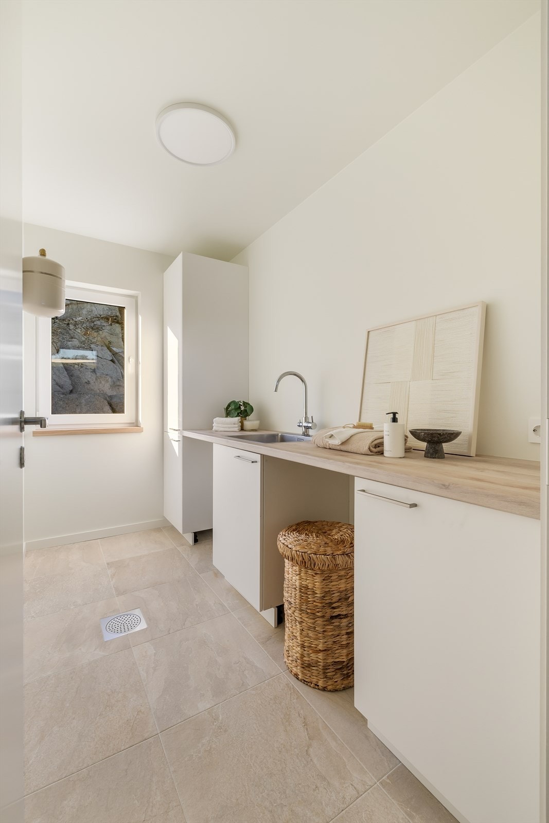 Rommet er utstyrt med en ekspress varmtvannsbereder, plassert i skap under benk. Galleribilde