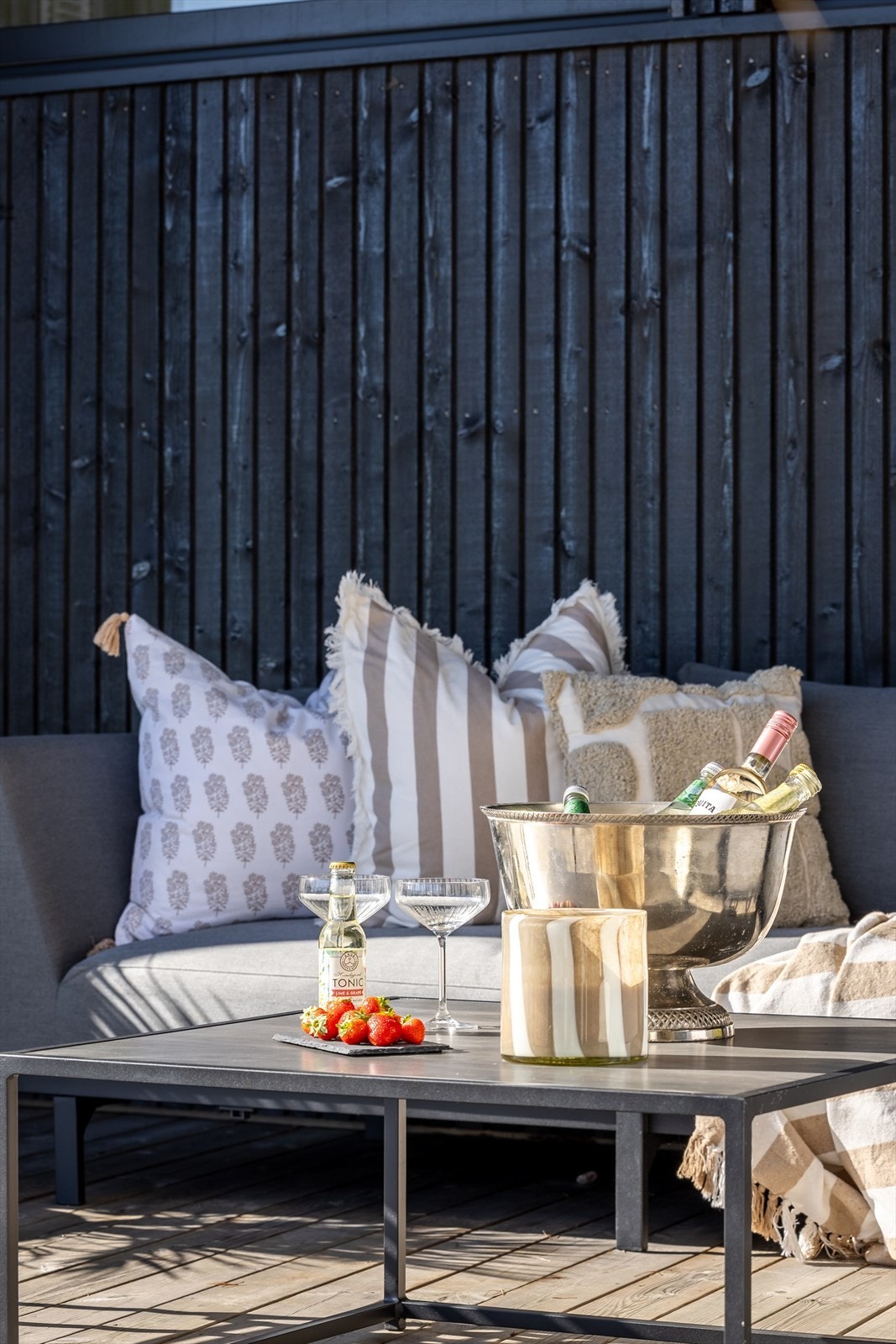 Moderne, mørk kledning gir hytta et stilrent og vedlikeholdsvennlig ytre. Galleribilde