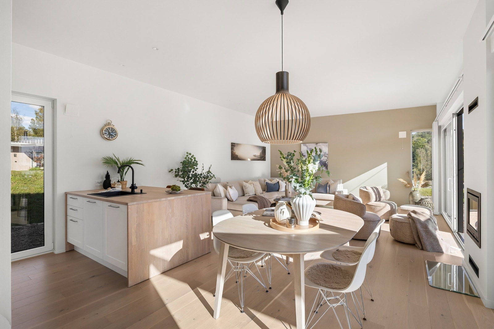 Spiseplassen er et naturlig samlingspunkt mellom kjøkken og stue. Galleribilde