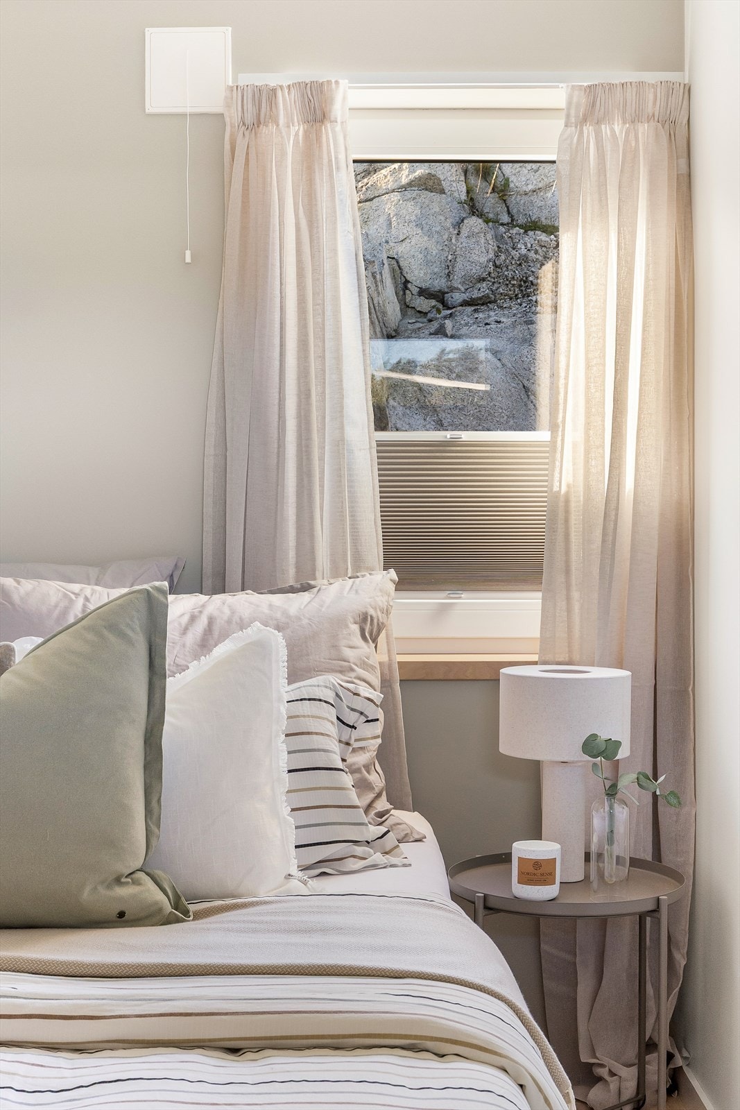 Vinduet rammer inn utsikten mot den omkringliggende naturen. Galleribilde