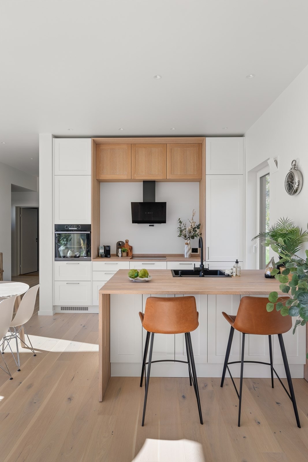 Kjøkkenøya fungerer som en sosial sone med plass for barkrakker. Galleribilde