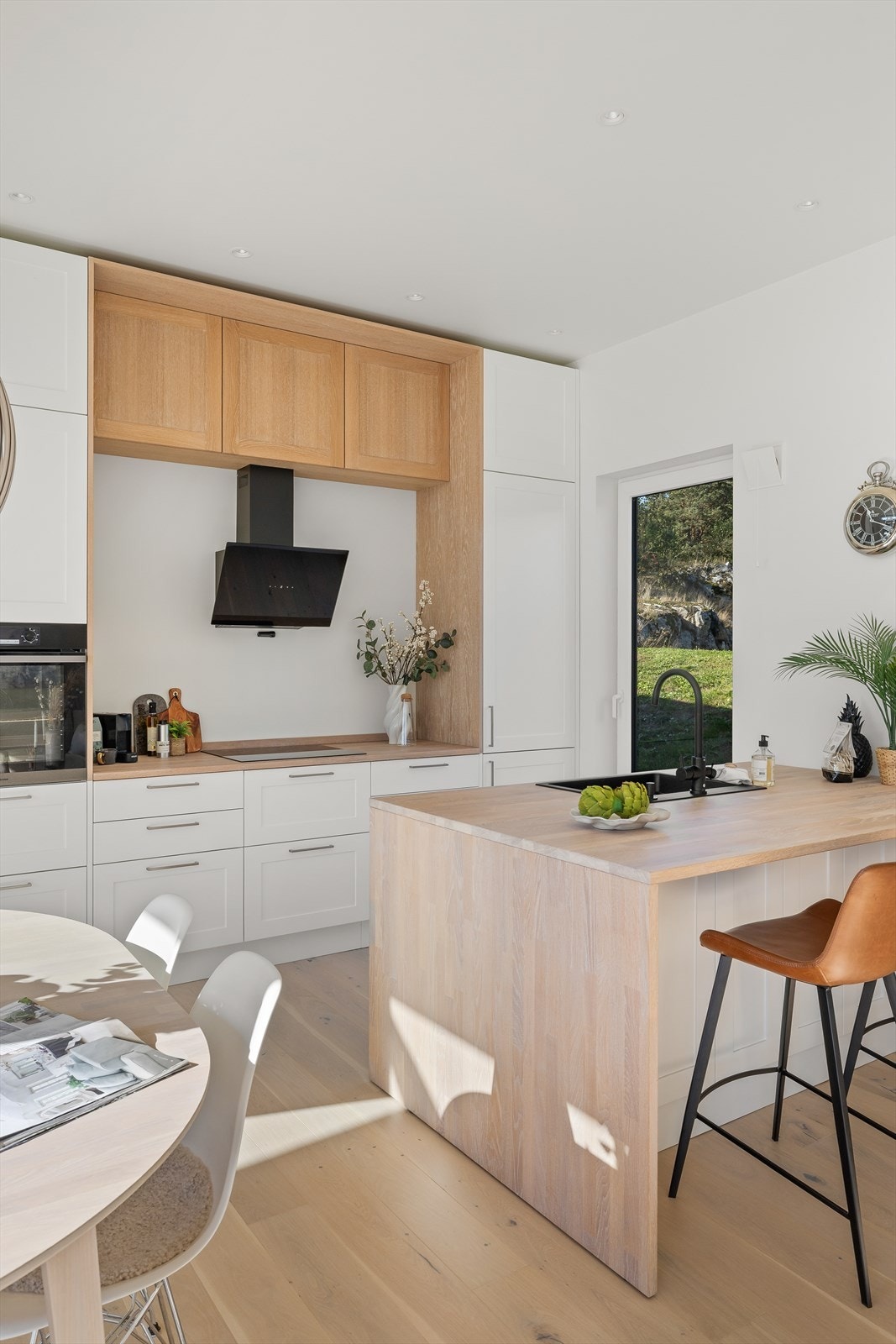 Benkeplaten er i massiv, hvitoljet eik, tilpasset fargen på gulvet. Galleribilde